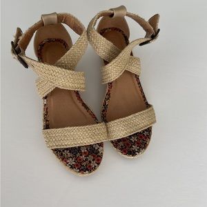 Xhilaration Beige and Gold Accent Espadrille Wedge Heel Sandals Size 1 Kids